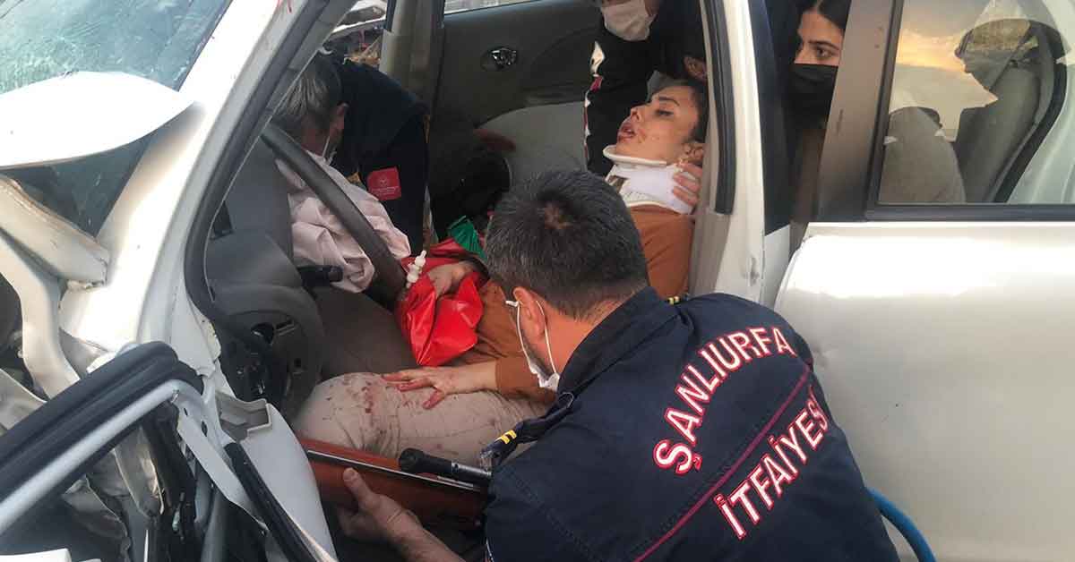Urfa'da Bariyere Çarpan Araçta 2 Kişi Yaralandı 2 Urfa Kaza