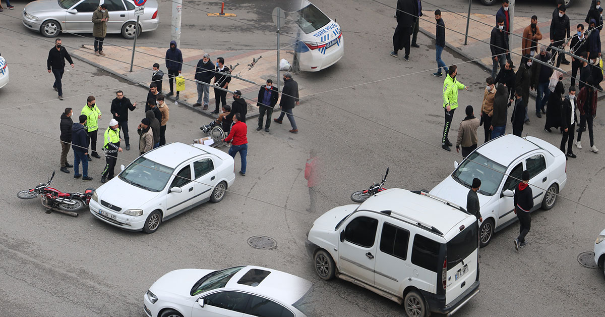Urfa'da Motosiklet ile Otomobil Çarpıştı 1 Şanlıurfa Kaza