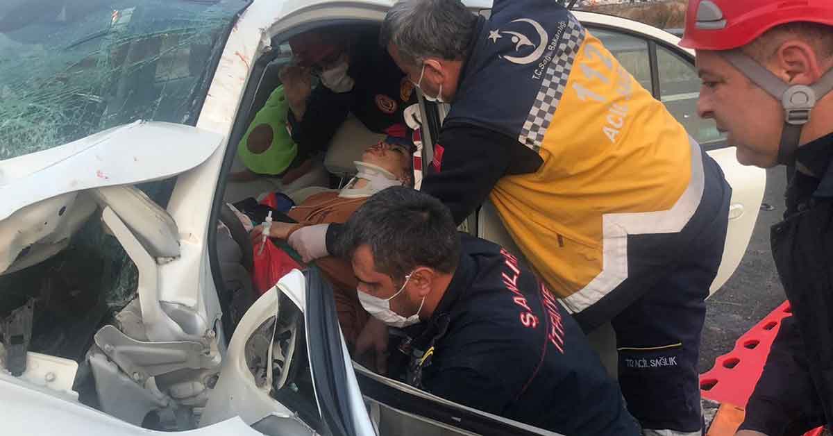 Urfa'da Bariyere Çarpan Araçta 2 Kişi Yaralandı 1 Urfa Kaza
