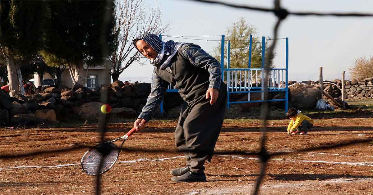 Urfa'da köylüler yöresel kıyafetlerle raket sallıyor 2 Urfa'da köylüler yöresel kıyafetlerle raket sallıyor