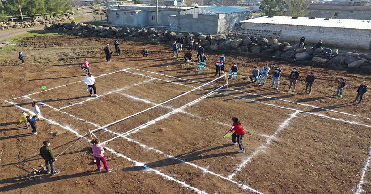 Urfa'da köylüler yöresel kıyafetlerle raket sallıyor 1 Urfa'da köylüler yöresel kıyafetlerle raket sallıyor