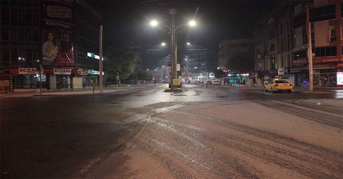 Urfa'da yollar bir anda sessizliğe büründü 2 Urfa'da yollar bir anda sessizliğe büründü
