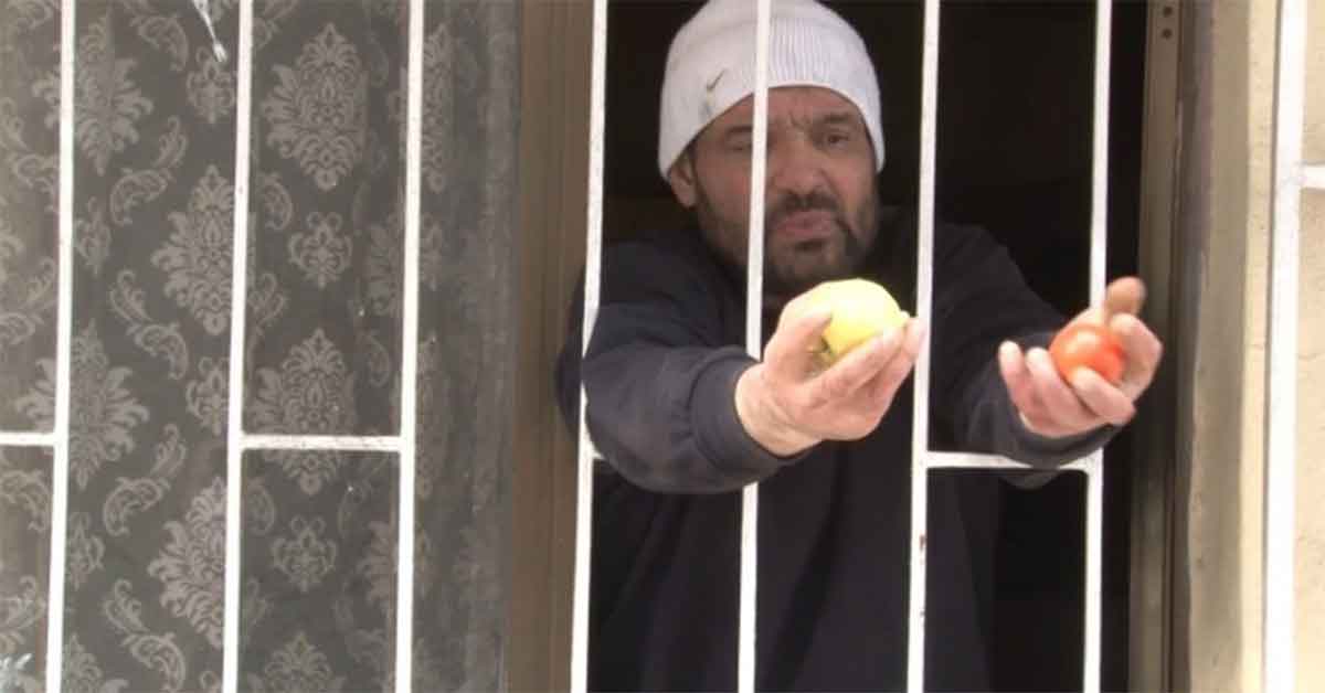 Arkadaşını bıçakladı, "Ne oldu" diyerek meyve uzattı