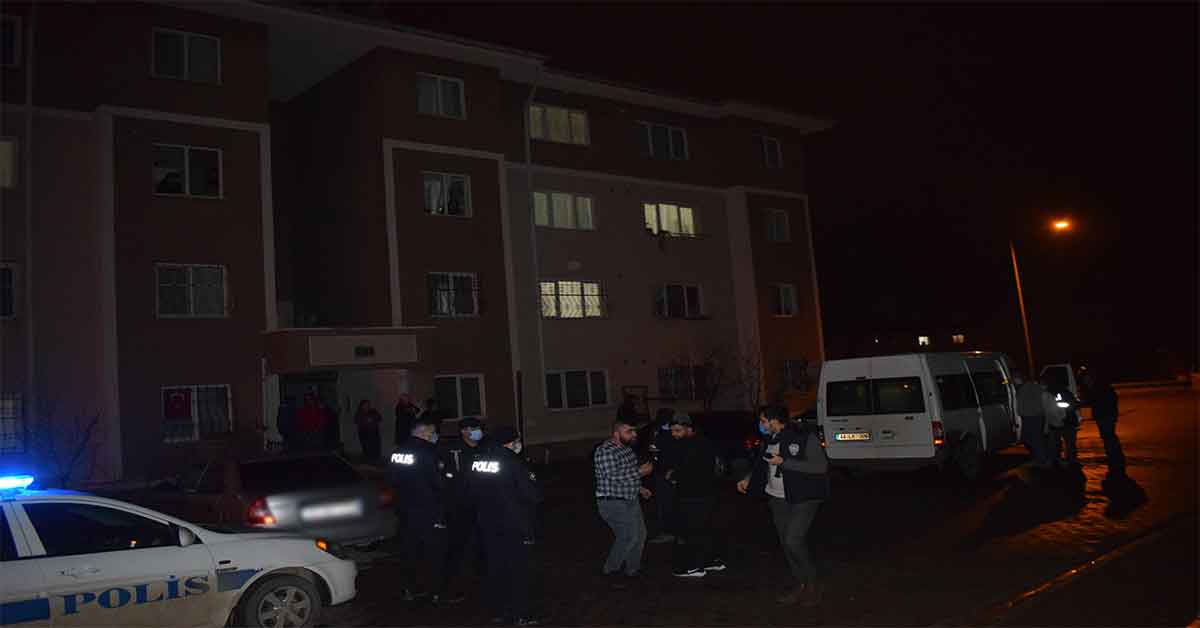 Birbirlerini bıçaklayan çift kurtarılamadı