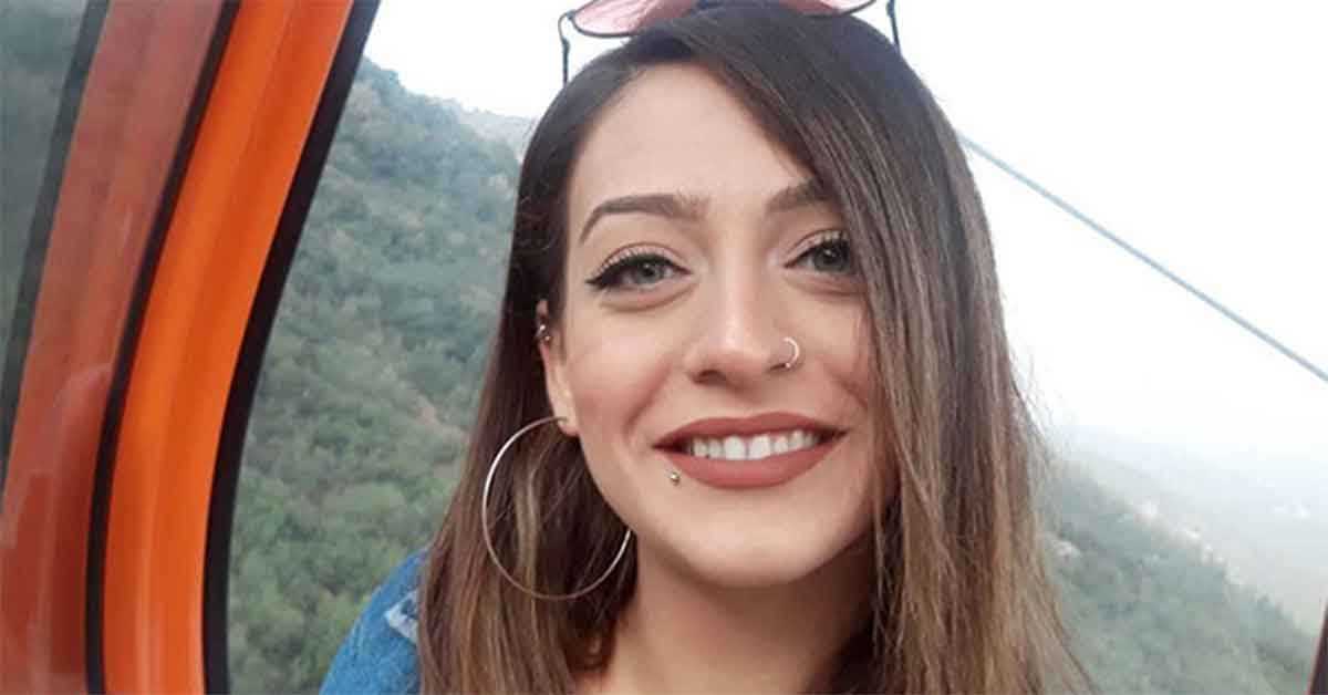 Aleyna'nın şüpheli ölümünde bir kişi gözaltına alındı 1 Yakınlarının haber alamadığı ve yatağında şüpheli bir şekilde ölü bulunan Aleyna Yurtkölesi olayında bir kişi ifadesi alınmak üzere gözaltına alındı.
