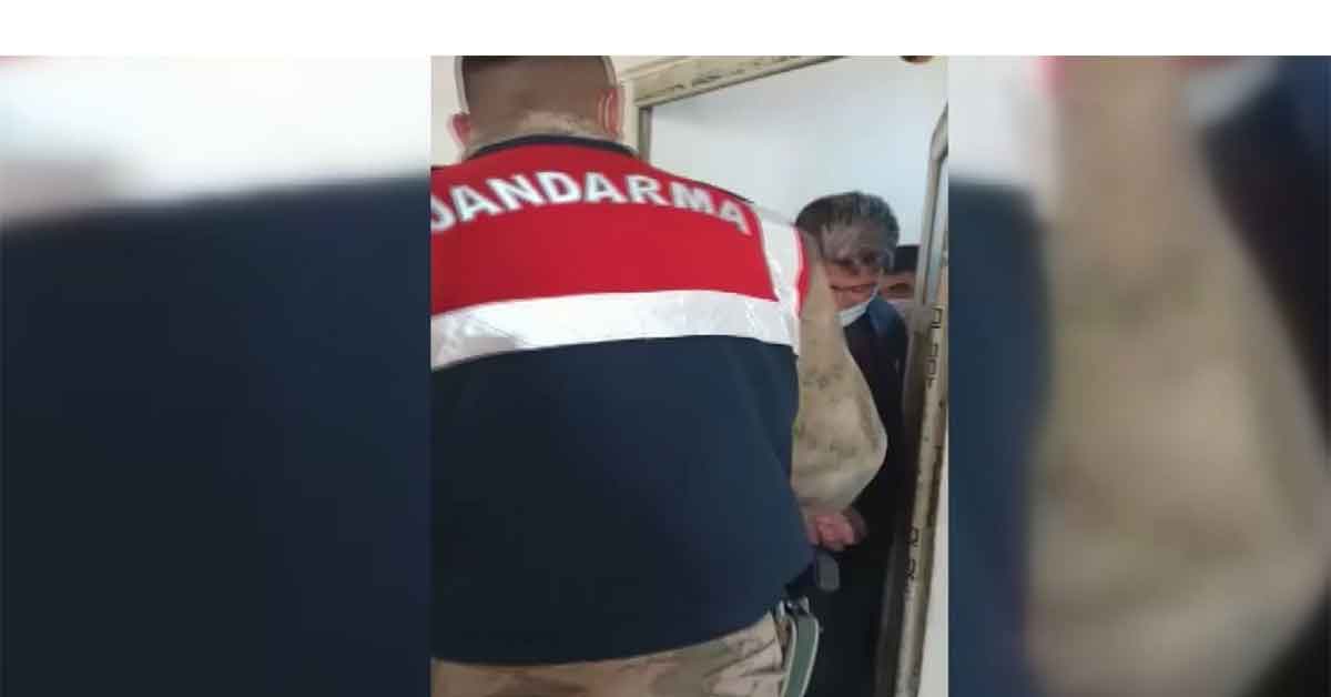 Jandarmadan saklanmak için tuvalete sığındılar 1 Jandarmadan saklanmak için tuvalete sığındılar