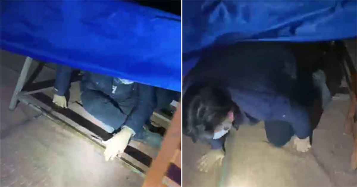 Polisi görünce masanın altında saklandı 1 Polisi görünce masanın altında saklandı