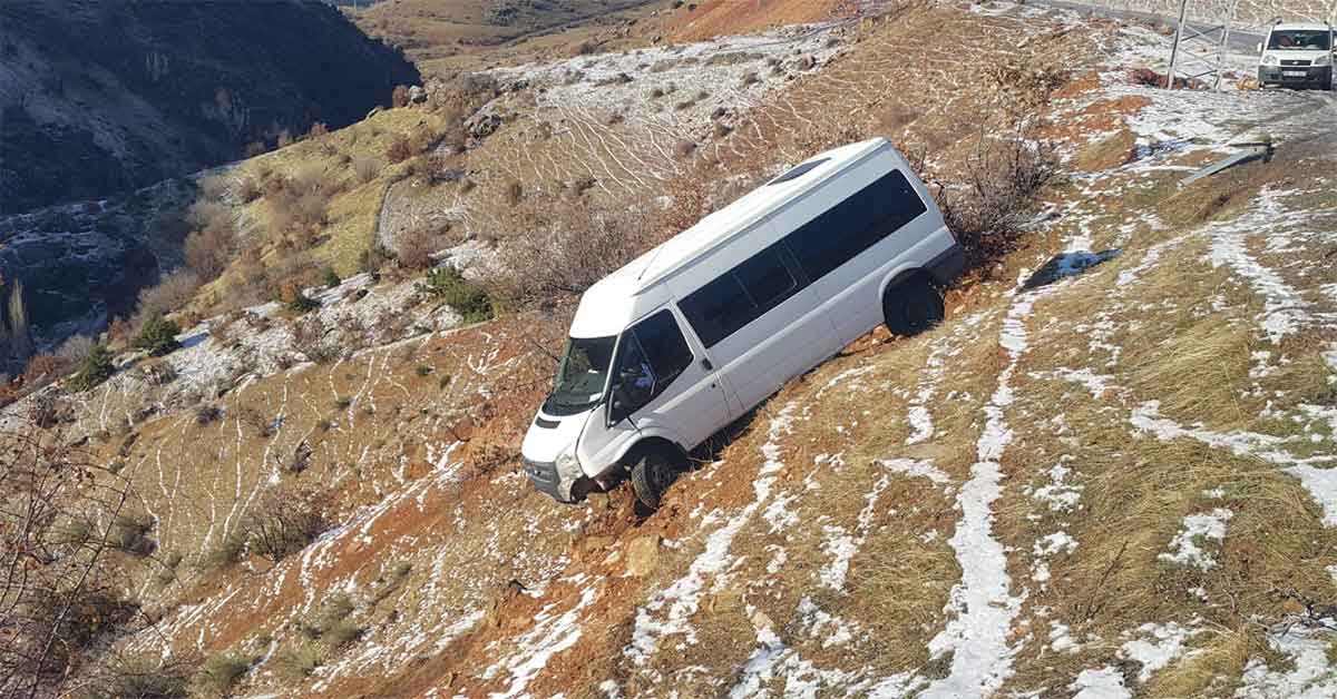 Minibüs şarampole yuvarlandı: 11 yaralı