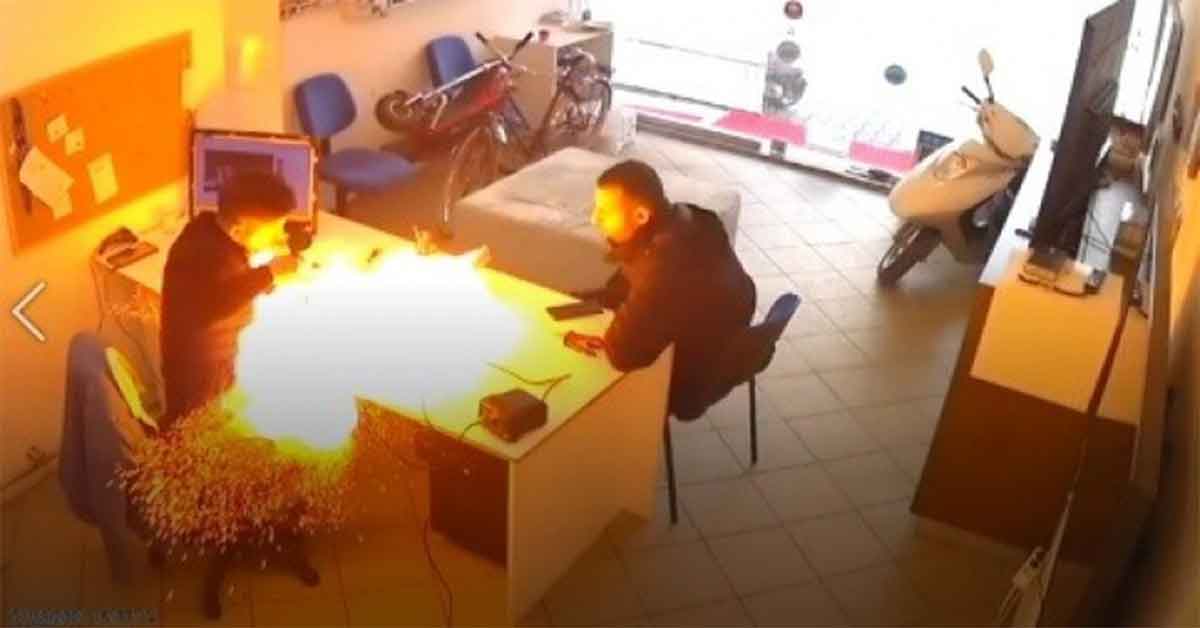 Tamircinin elindeki tablet bomba gibi patladı 1 Tamircinin elindeki tablet bomba gibi patladı