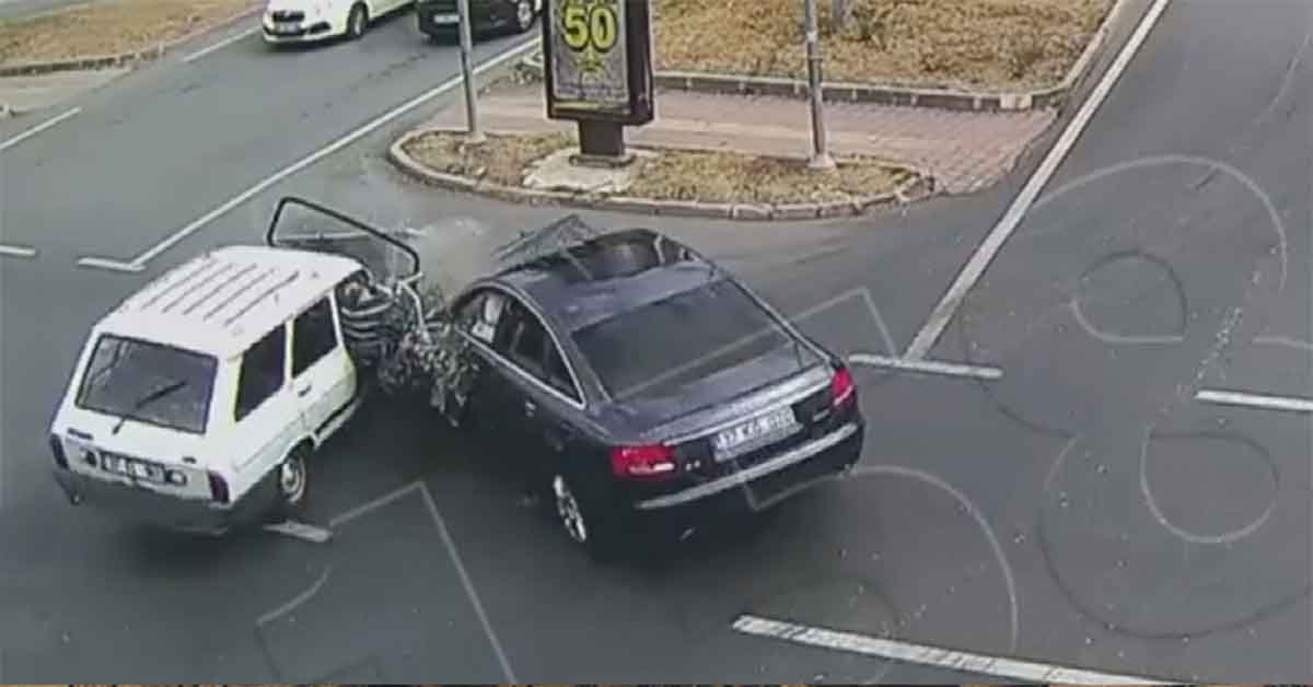 Emniyet kemeri takmayın kadın, otomobilden böyle fırladı 1 Emniyet kemeri takmayın kadın, otomobilden fırladı