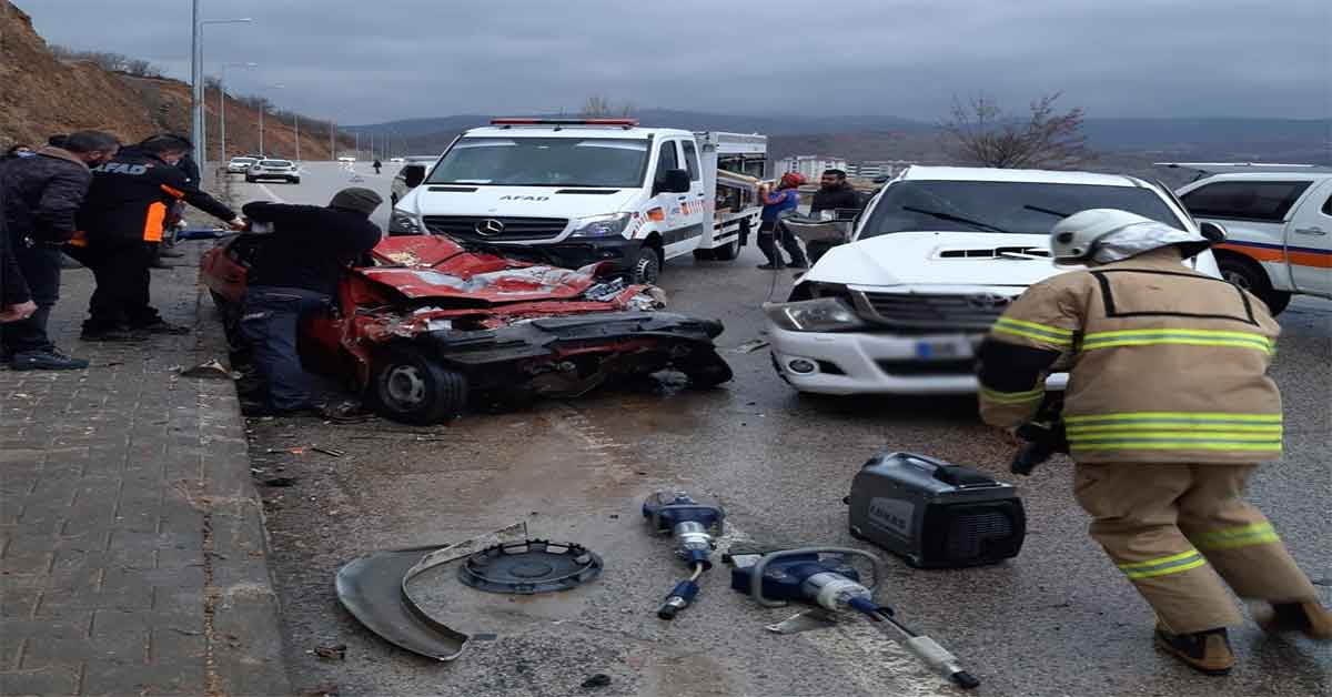 Trafik kazası: 2 ölü, 1 yaralı