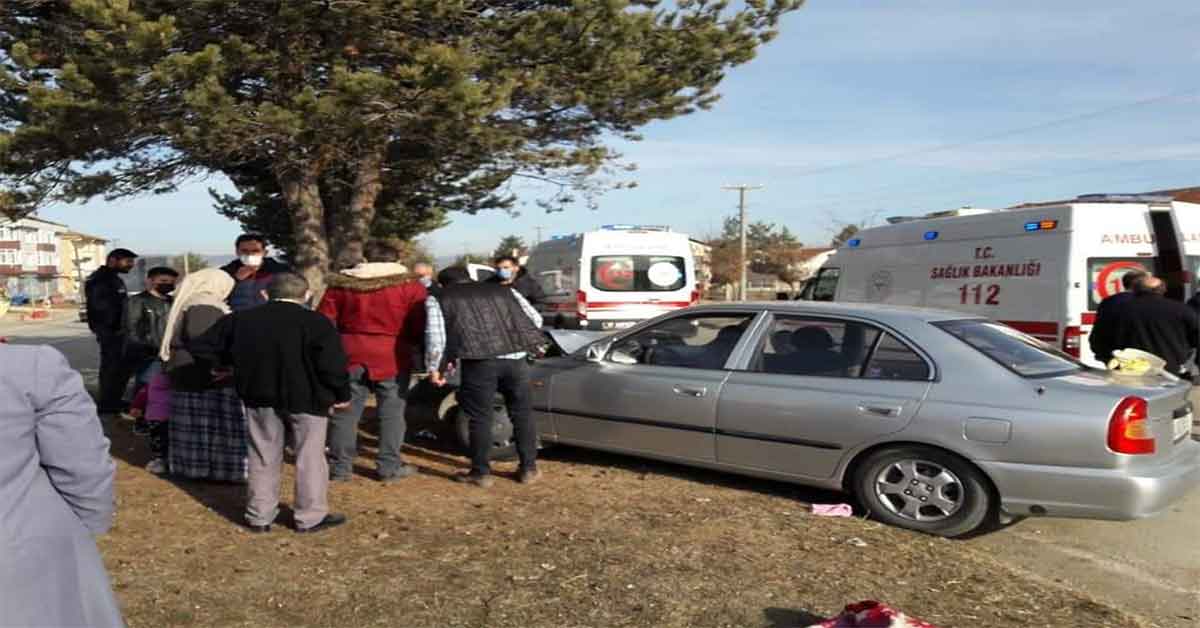Hastaneye giden aile kaza yaptı: 1 ölü, 2 yaralı 1 Hastaneye giden aile kaza yaptı: 1 ölü, 2 yaralı