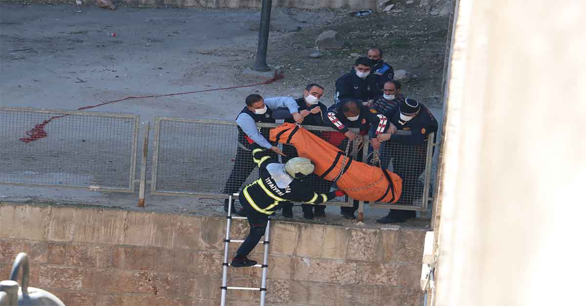 Urfa'da kayıp gencin cesedi dere kenarında bulundu 2 Urfa'da kayıp gencin cesedi dere kenarında bulundu