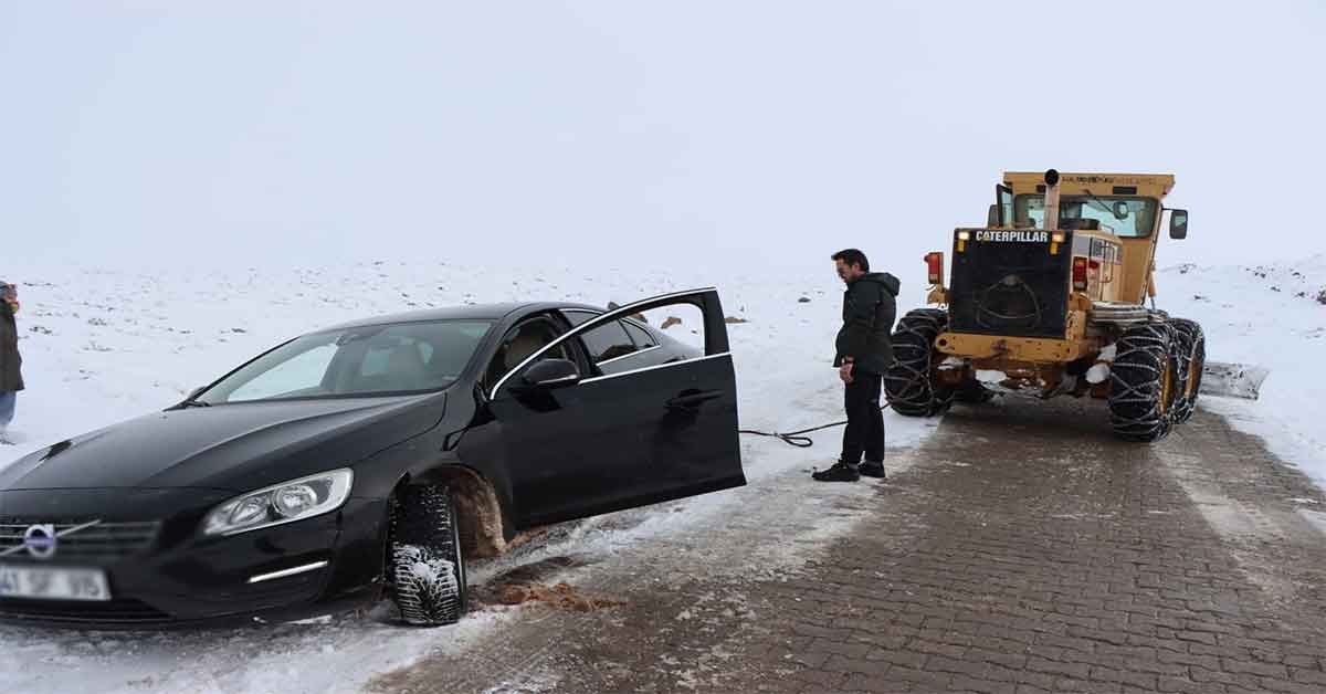 Şanlıurfa'da Karda mahsur kalanları ekipler kurtardı