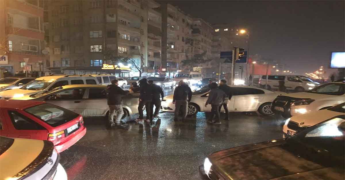 Şanlıurfa’da kısıtlama öncesi trafik kilitlendi 1 Şanlıurfa’da kısıtlama öncesi trafik kilitlendi