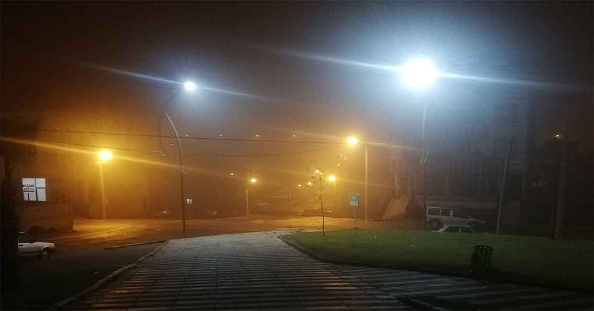 Şanlıurfa’da boş sokaklar sisle kaplandı