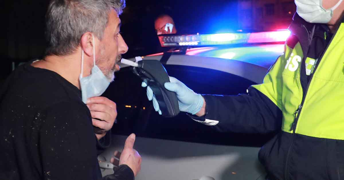 Alkollü sürücü aracını kanala devirdi 2 Alkollü sürücü aracını kanala devirdi