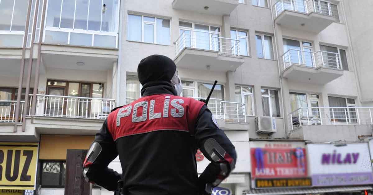 Anne, baba ve çocuğu evlerinde ölü bulundu