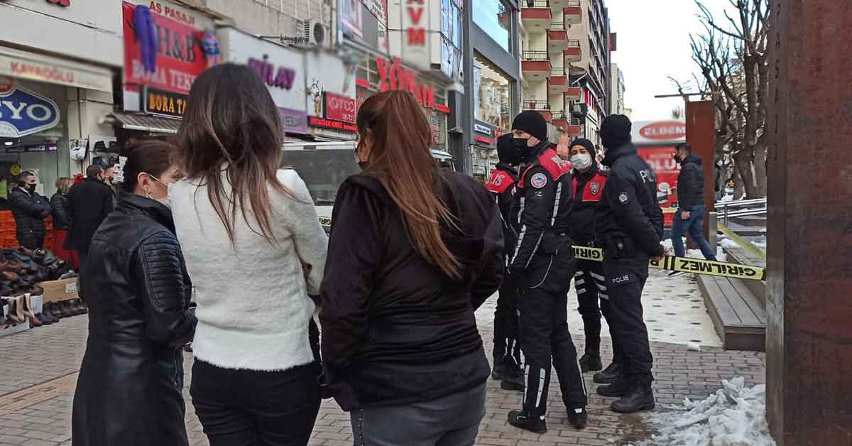 Anne, baba ve çocuğu evlerinde ölü bulundu