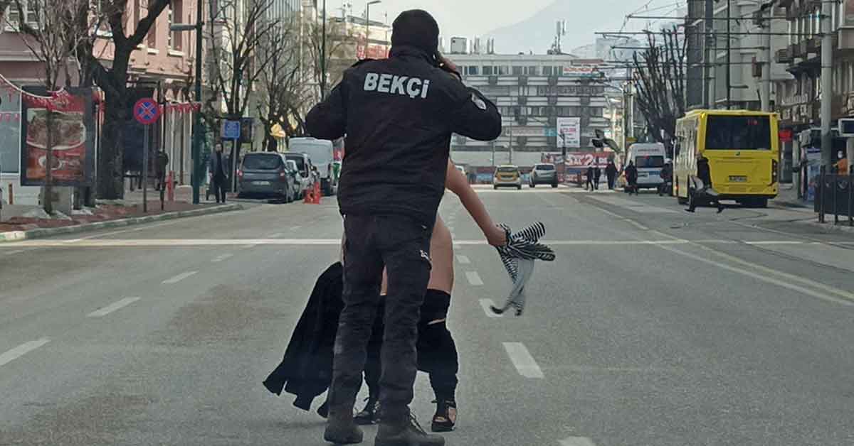 Bekçiler çıplak kadını yakalamak için seferber oldular 1 Bekçiler çıplak kadını yakalamak için seferber oldular