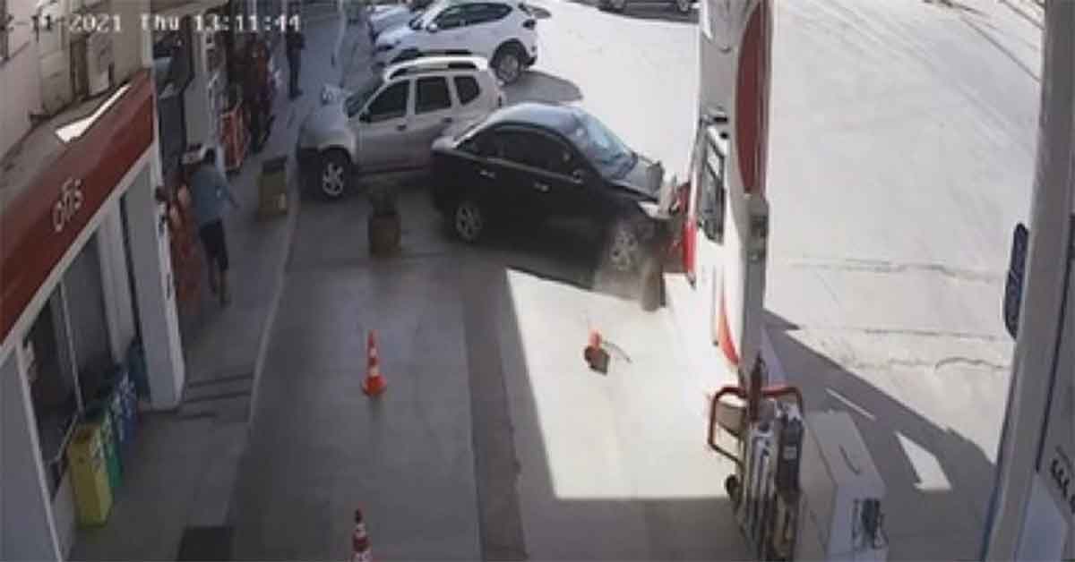 Otomobil benzin istasyonuna daldı, faciadan dönüldü 1 Otomobil benzin istasyonuna daldı, faciadan dönüldü