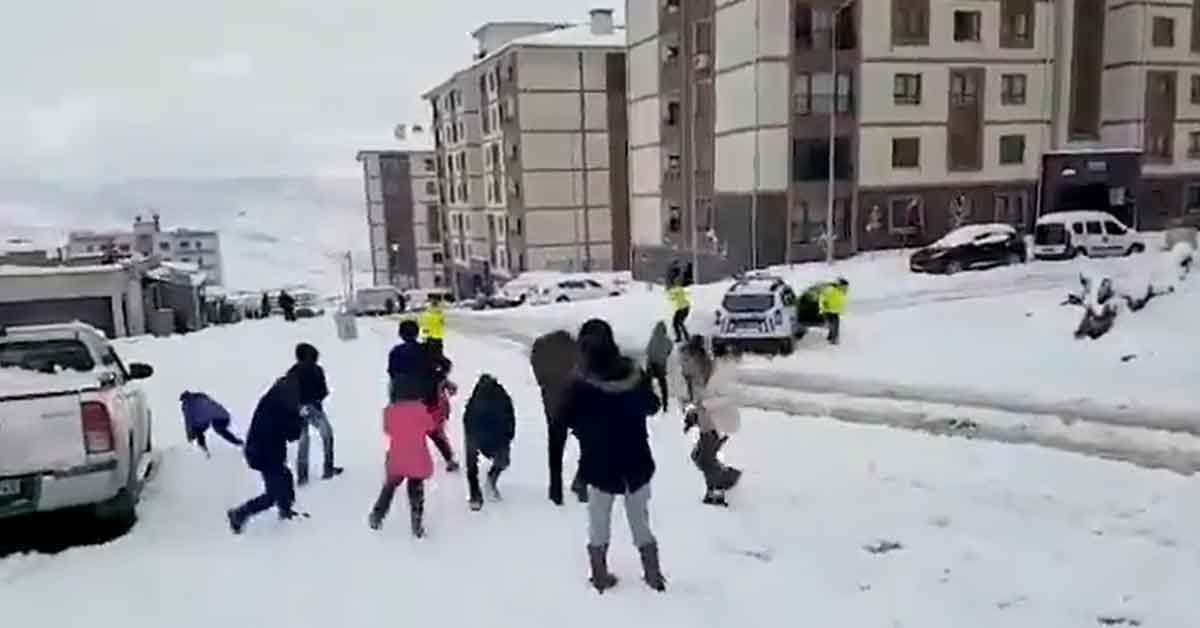Çocuklar ile polisin kartopu savaşı