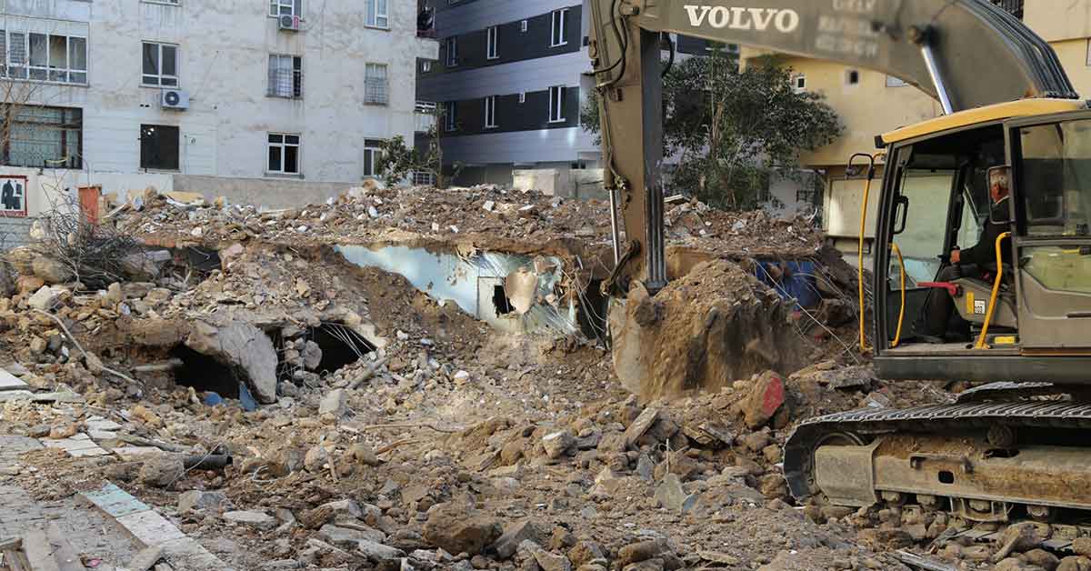 Haliliye belediyesi, metruk yapıları yıkıyor