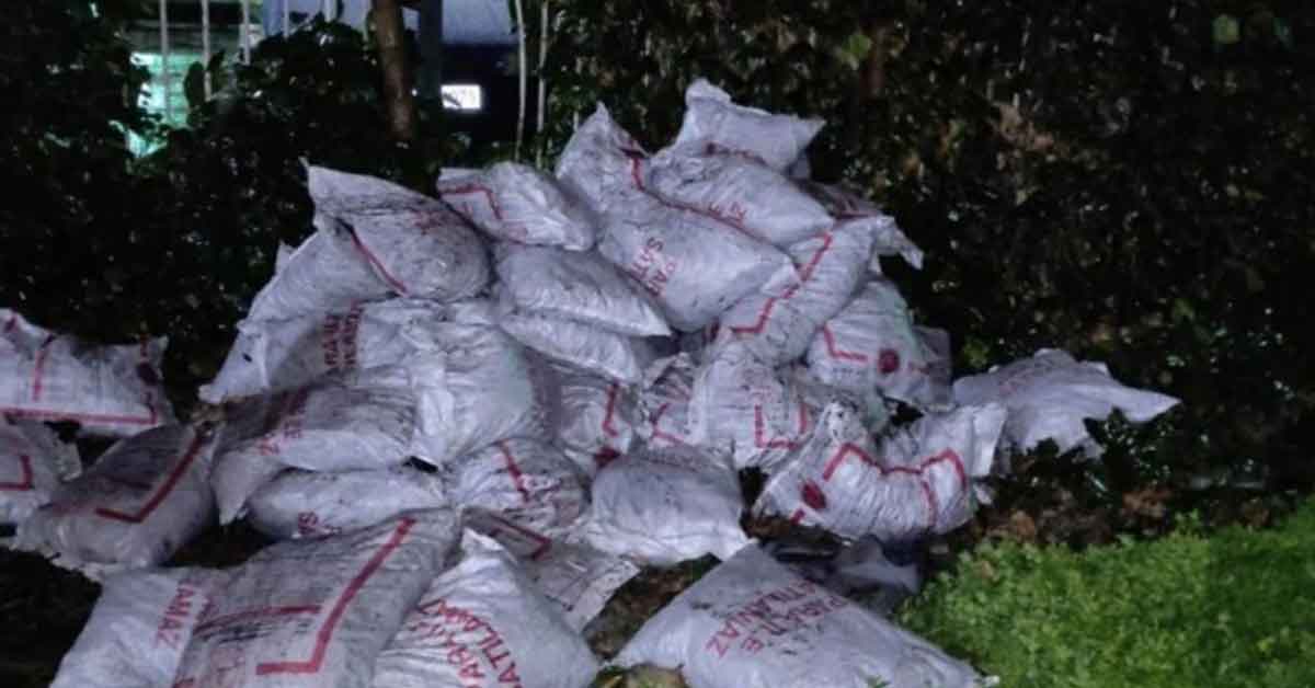 Vakfın kömürlerini çalarken yakalandılar 1 Vagonlardan vakfın kömürlerini çalarken yakalandılar