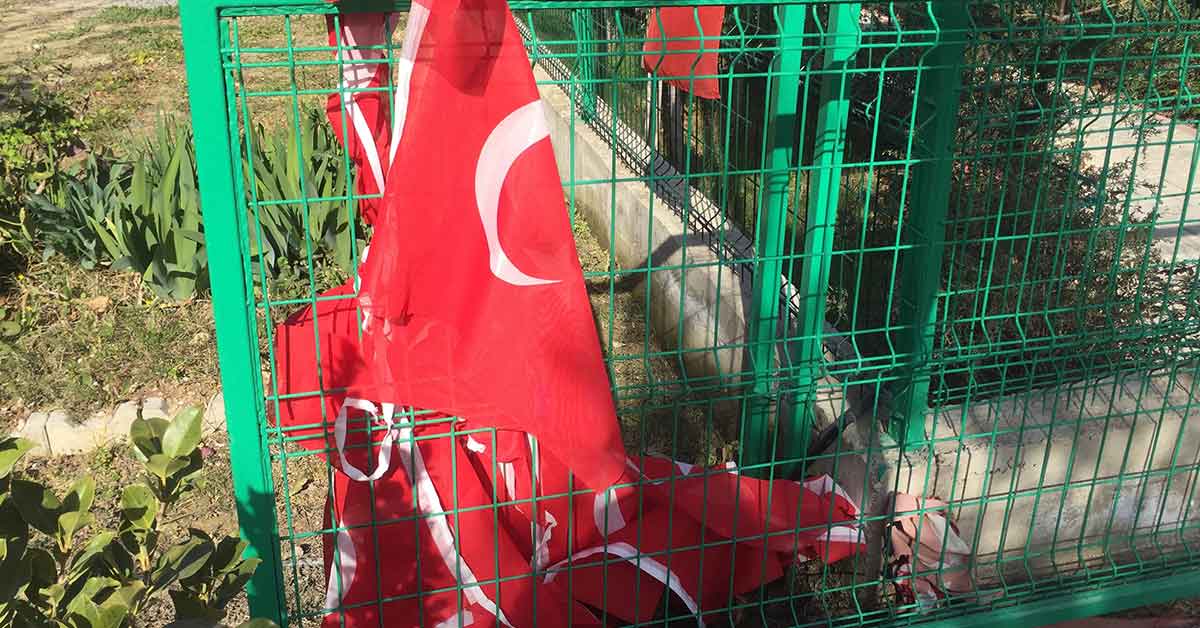 Şehid ikiz polislerin mezarlarına alçak saldırı 2 Şehid ikiz polislerin mezarlarına alçak saldırı