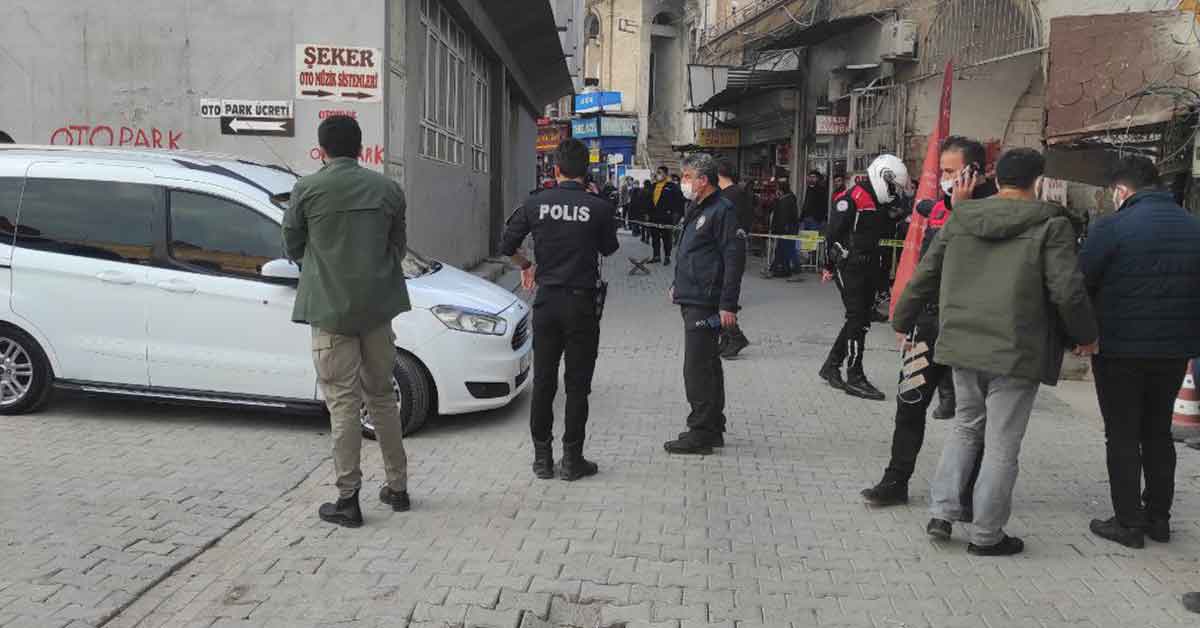 Şanlıurfa'da otomobile silahlı saldırı: 1 yaralı 1 Şanlıurfa'da otomobile silahlı saldırı: 1 yaralı