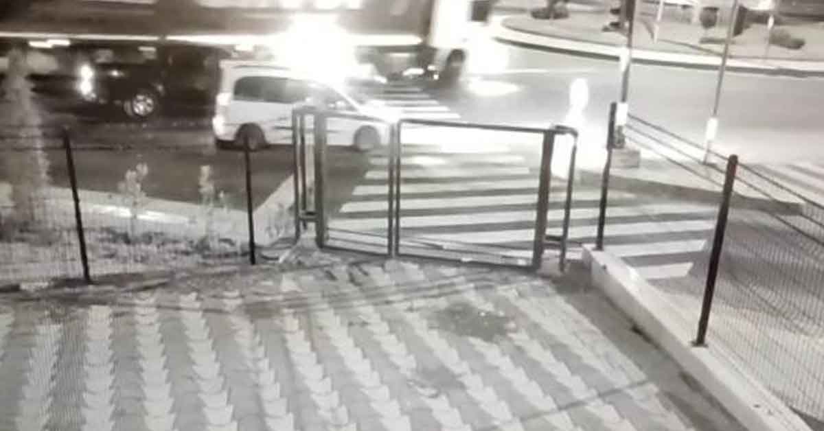 Tırın devrilme anı güvenlik kameralarına yansıdı 1 Tırın devrilme anı güvenlik kameralarına yansıdı