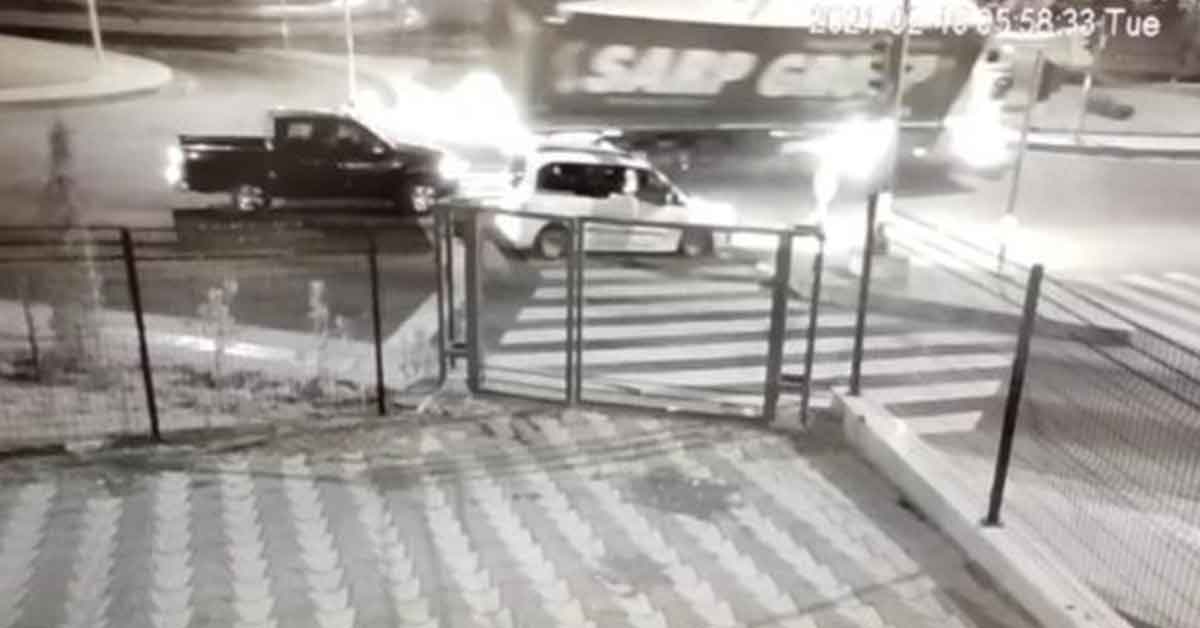 Tırın devrilme anı güvenlik kameralarına yansıdı 2 Tırın devrilme anı güvenlik kameralarına yansıdı