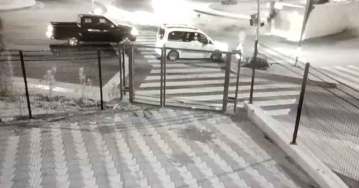 Tırın devrilme anı güvenlik kameralarına yansıdı 3 Tırın devrilme anı güvenlik kameralarına yansıdı