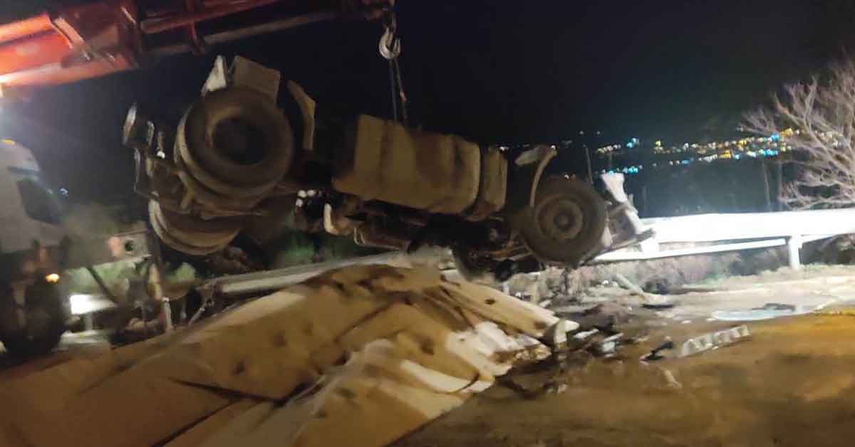 Kontrolden çıkan tır vinçe çarptı: 1 ölü