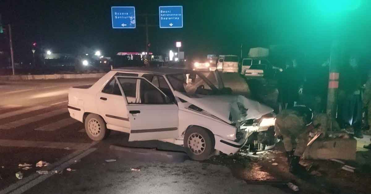 Adıyaman-Şanlıurfa Karayolunda otomobil direğe çarptı 1 Adıyaman-Şanlıurfa Karayolunda otomobil direğe çarptı