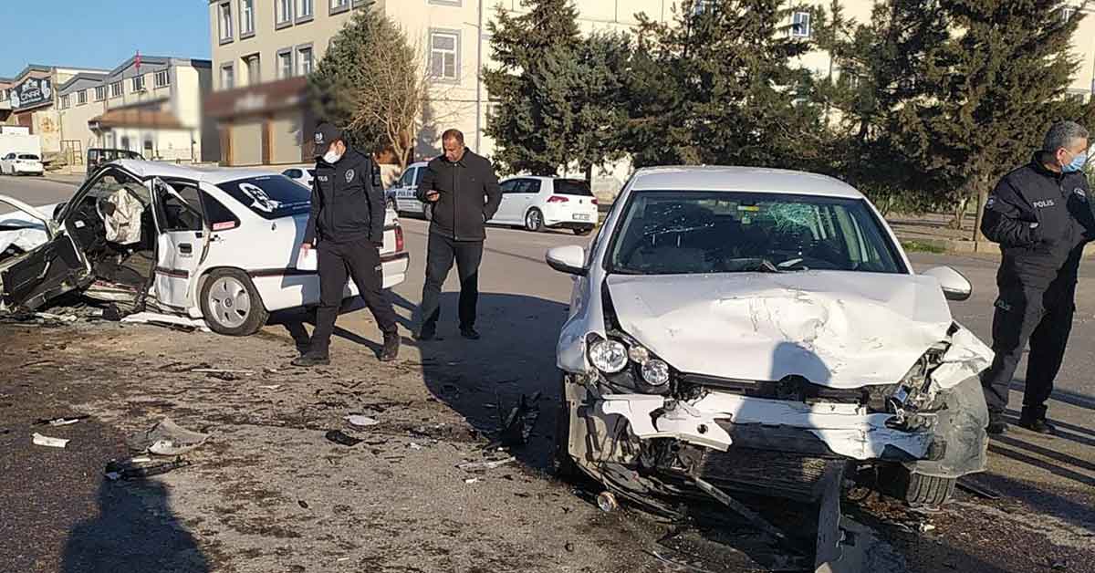 İki araç kafa kafaya çarpıştı: 1 ölü, 4 yaralı 2 İki araç kafa kafaya çarpıştı: 1 ölü, 4 yaralı