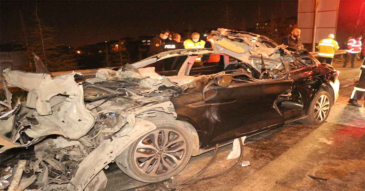 Tırın arkasına saplanan otomobil kağıt gibi yırtıldı 3 Tırın arkasına saplanan otomobil kağıt gibi yırtıldı