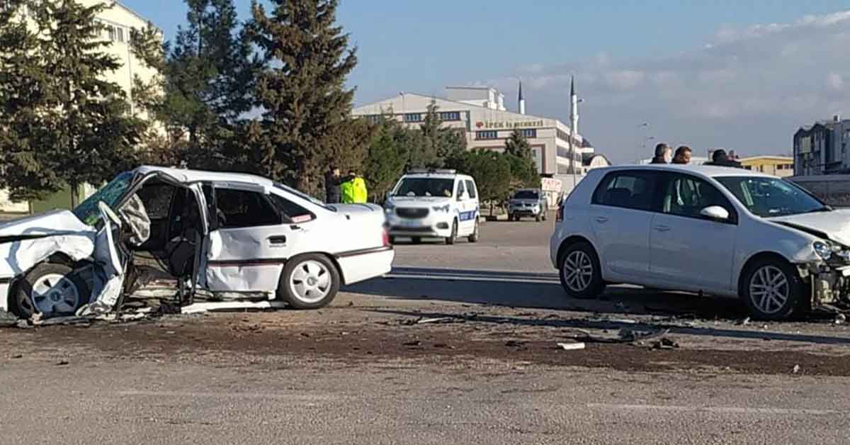 İki araç kafa kafaya çarpıştı: 1 ölü, 4 yaralı 1 İki araç kafa kafaya çarpıştı: 1 ölü, 4 yaralı