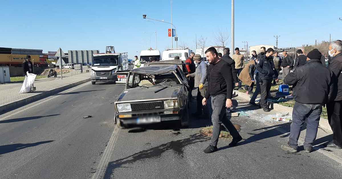 Tırın çarptığı araç savrularak taklalar attı: 3 yaralı 1 Tırın çarptığı araç savrularak taklalar attı: 3 yaralı