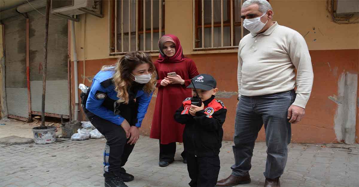Şanlıurfa'da Ağlayan çocuğa polislerden sürpriz