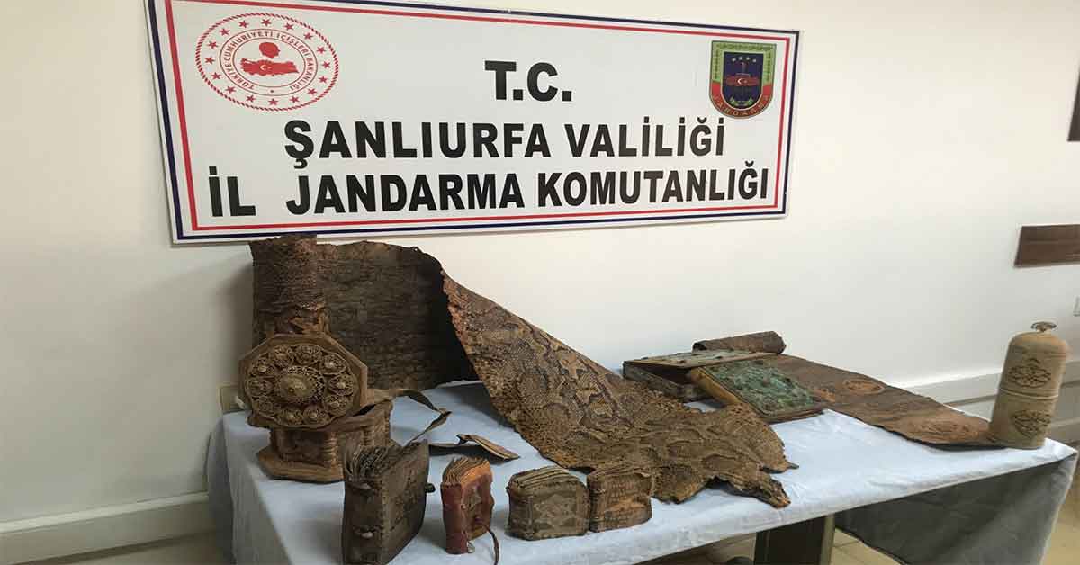 Şanlıurfa'da Ortaçağ'a ait piton derisi ele geçirildi 1 Şanlıurfa'da Ortaçağ'a ait piton derisi ele geçirildi