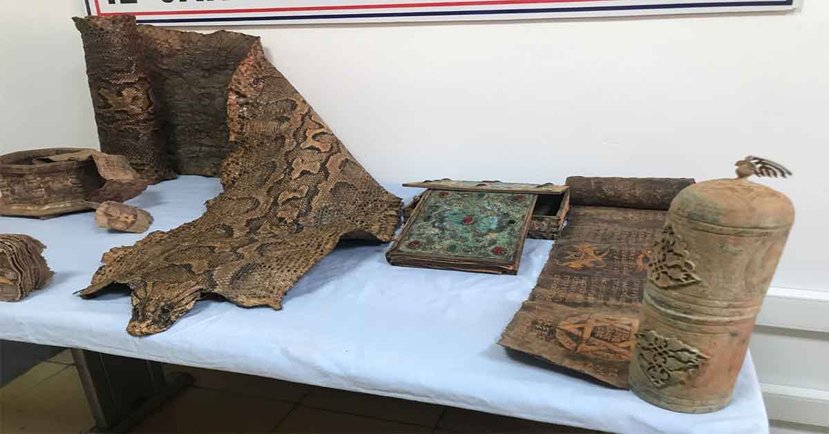 Şanlıurfa'da Ortaçağ'a ait piton derisi ele geçirildi 2 Şanlıurfa'da Ortaçağ'a ait piton derisi ele geçirildi
