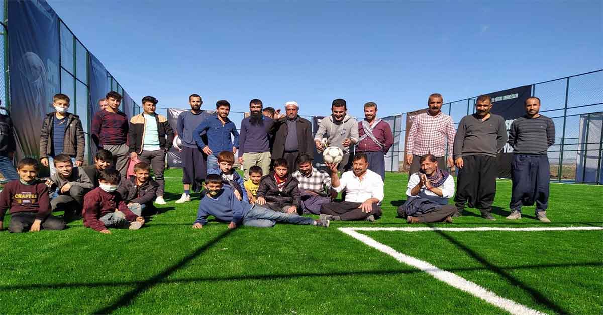 Urfa'da tenis oynayan mahalleliden Hülya Avşar’a davet