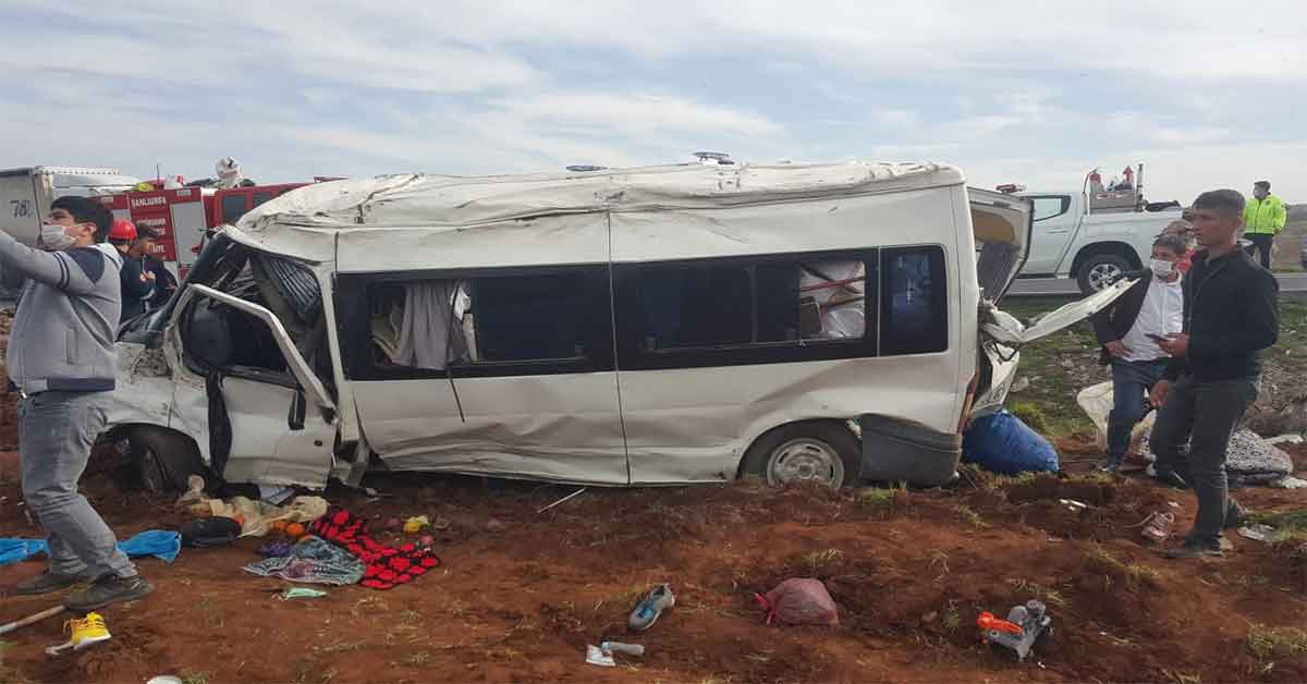 Şanlıurfa'da Tarım işçilerini taşıyan minibüs devrildi: 13 yaralı 3 Şanlıurfa'da Tarım işçilerini taşıyan minibüs devrildi: 13 yaralı