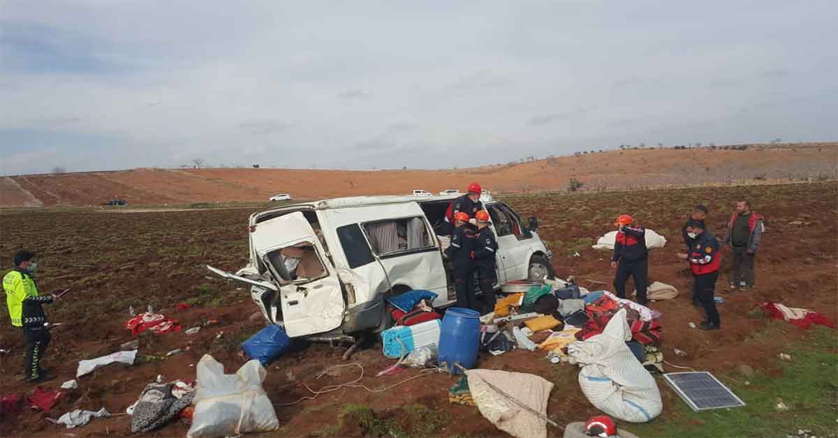 Urfa'da işçileri taşıyan minibüs devrildi: 13 yaralı