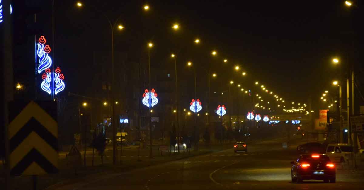 Viranşehir Belediyesi refüjleri ışıklandırdı