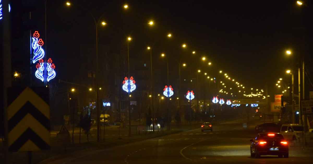 Viranşehir Belediyesi refüjleri ışıklandırdı 1 Viranşehir Belediyesi refüjleri ışıklandırdı