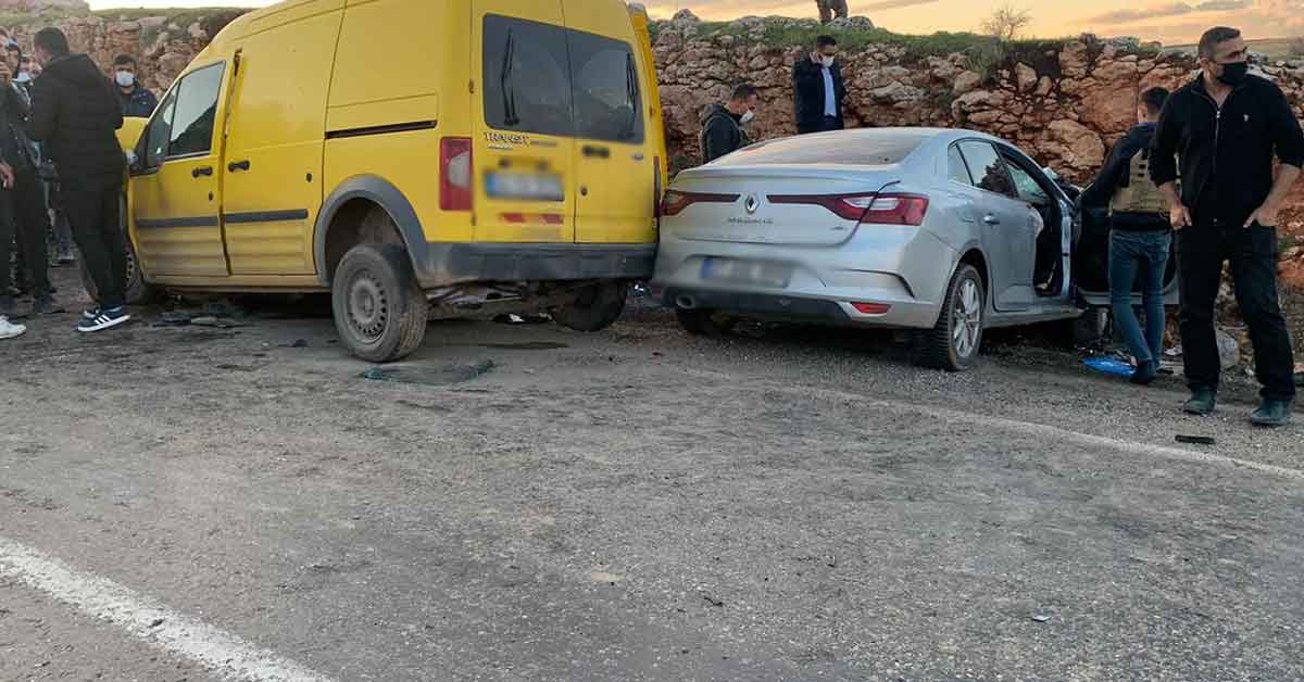 İki araç kafa kafaya çarpıştı: 4 ölü, 2 yaralı