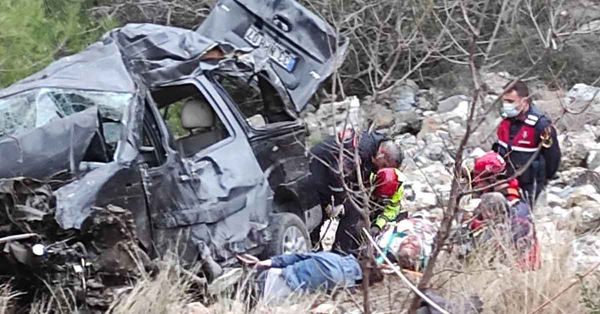 Araç şarampole yuvarlandı: 1 ölü, 4 yaralı 1 Araç şarampole yuvarlandı: 1 ölü, 4 yaralı