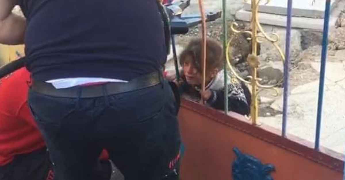 Şanlıurfa'da Kafası demir korkuluğa sıkışan çocuğun imdadına itfaiye yetişti 2 Urfa'da kafası korkuluğa sıkışan çocuk kurtarıldı